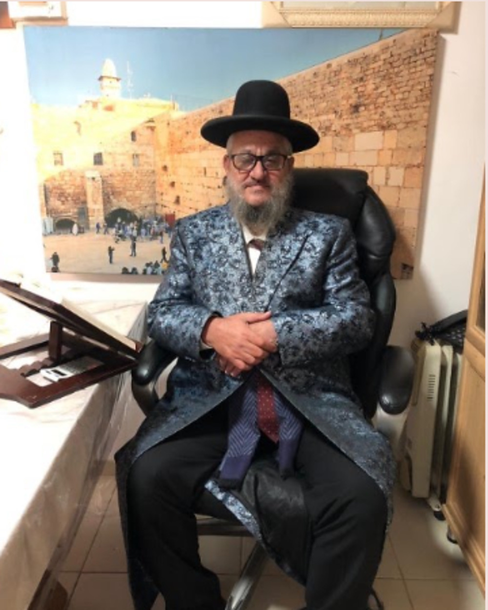 הרב ראובן משה בן שימול יושב בחדרו