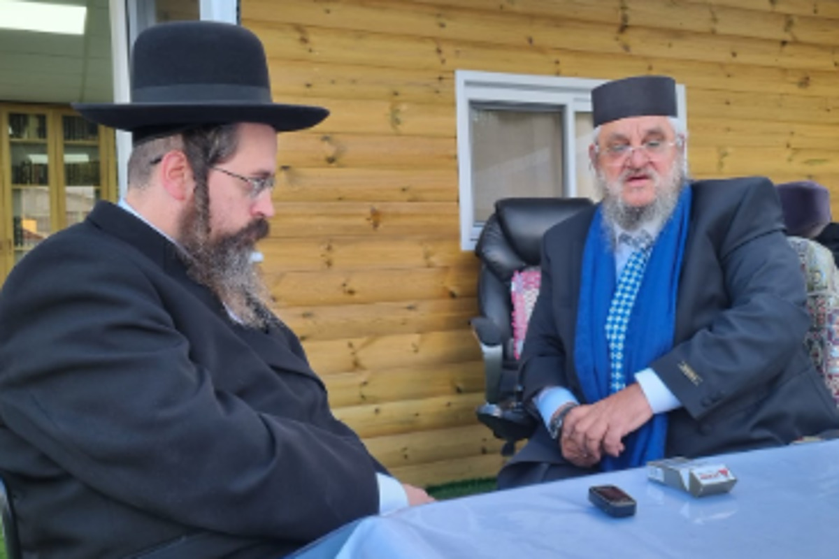 הרב בקבלת קהל, יושב בשיחה עם אחד הפונים